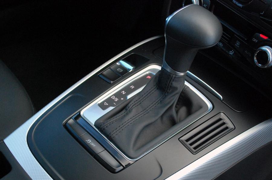 Детали интерьера Audi A5 Coupe 2.0T 2012 года  (NA) (фото 14 из 52)